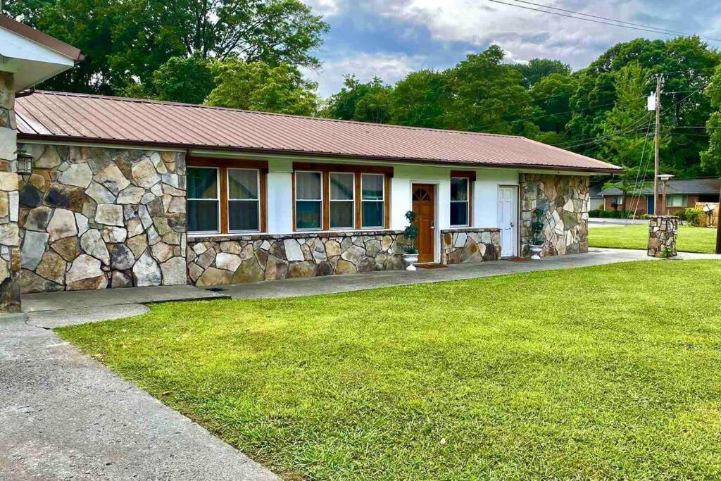 Small Rental For Couple Getaway Dalton Exterior foto