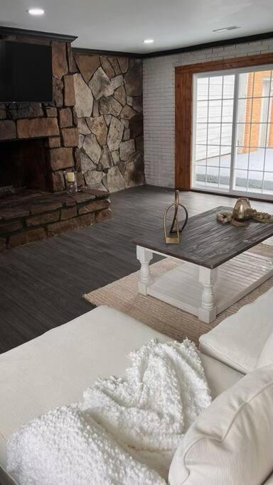 Small Rental For Couple Getaway Dalton Exterior foto